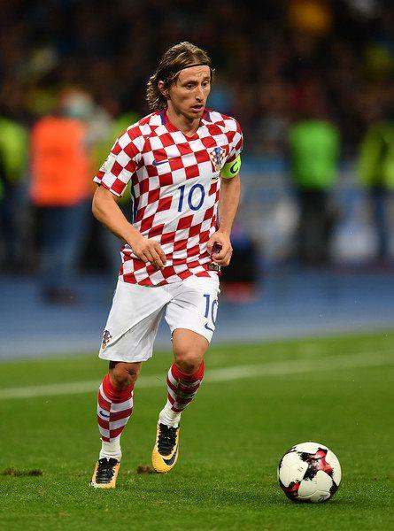 为什么棒球运动员在比赛中经常会用球棒敲击自己的鞋底