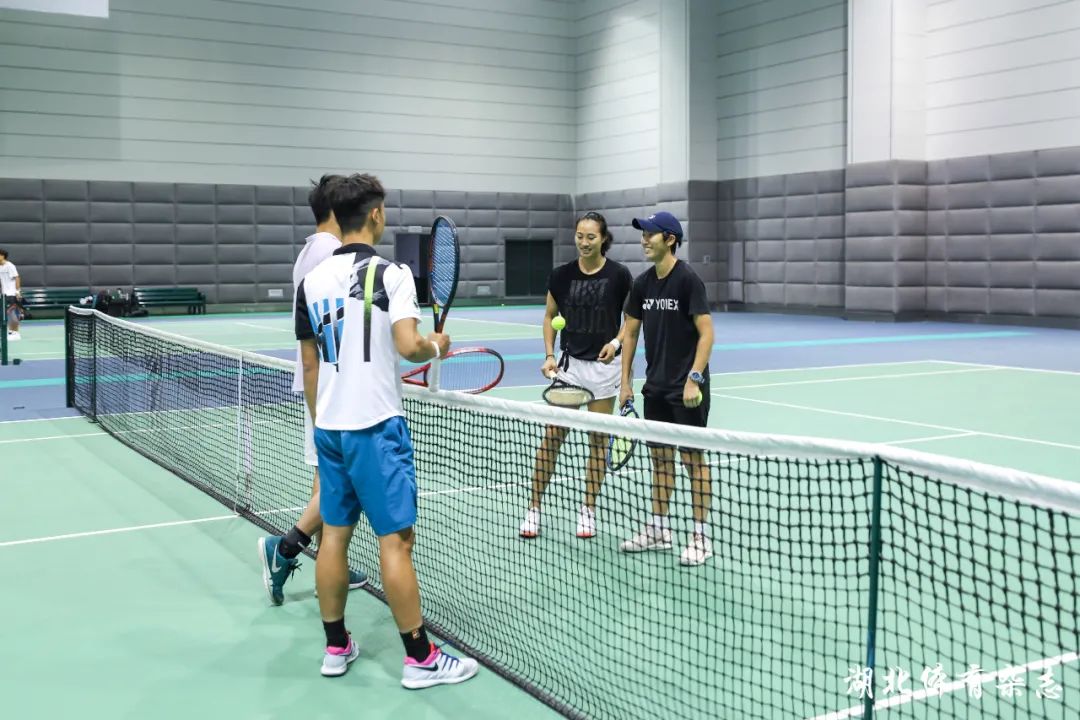 达成执教皇马300场里程碑，安切洛蒂赛后获赠纪念球衣